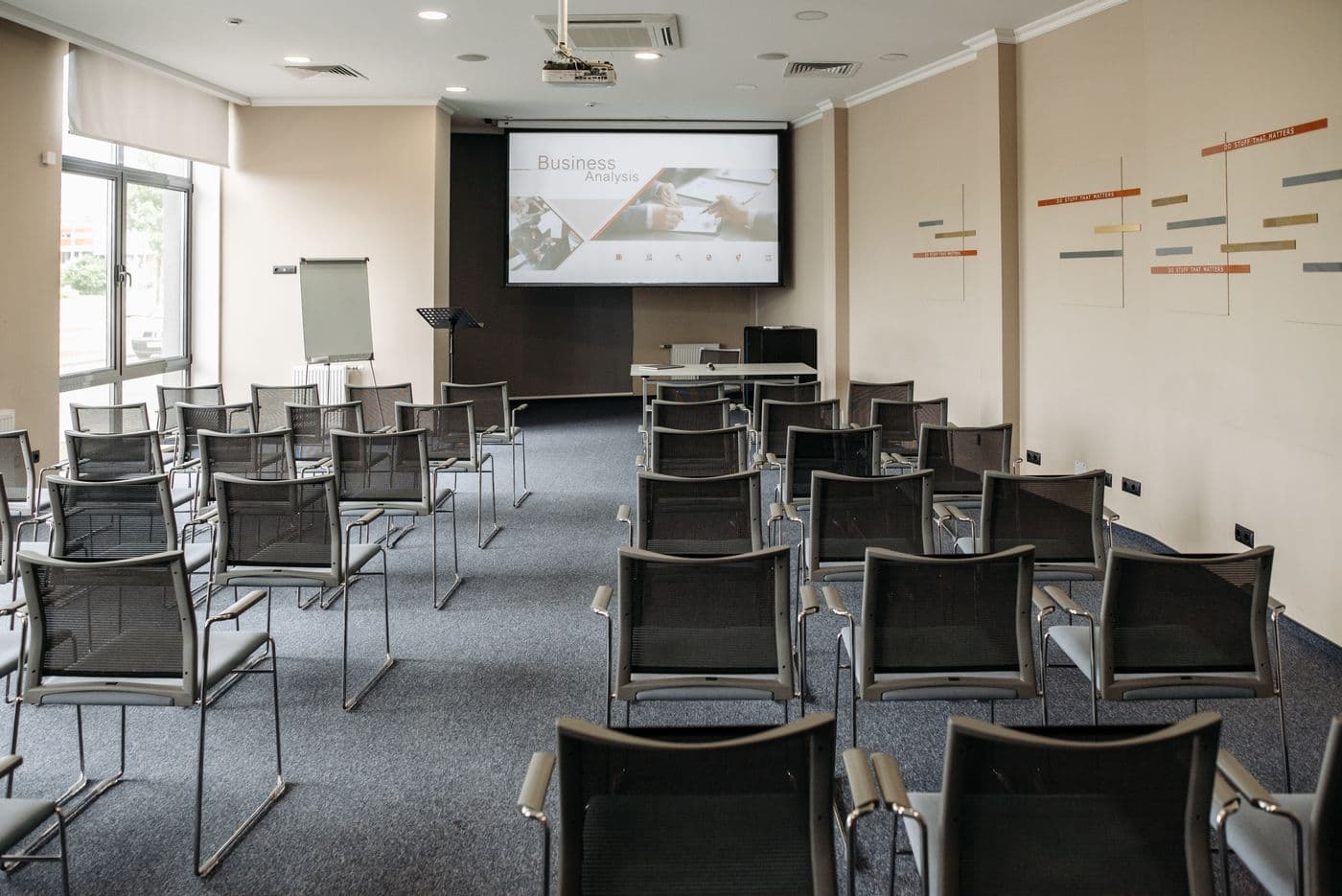 Meeting and training space equipped with a presentation screen